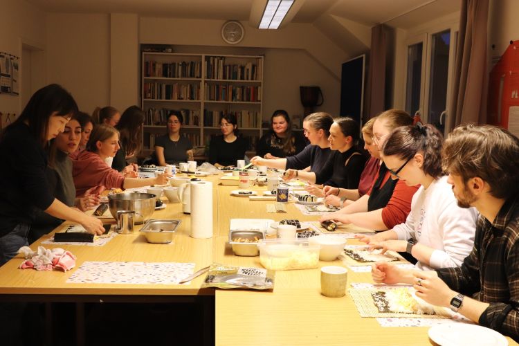 김밥 만드는데 진지한 학생들k.jpg