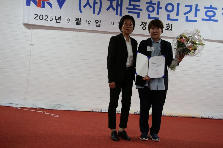 IMG_0178박 회장 신임 회장에게 꽃 전달k.JPG