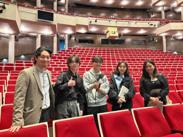 테너 김성호와 도르트문트 오페라 극장에서.jpg