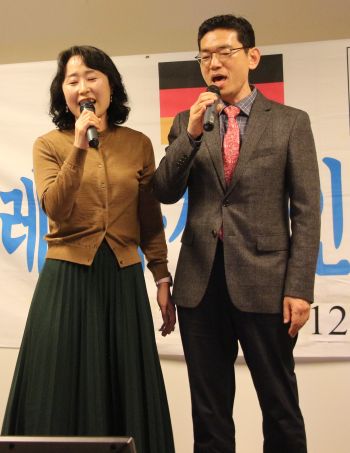 장동령 참사관 부부.JPG