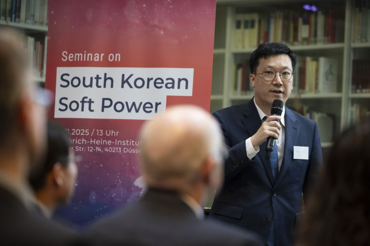 2.한동호 박사(KINU)가 행사 서두에서 발표를 진행하고 있다.k.jpg