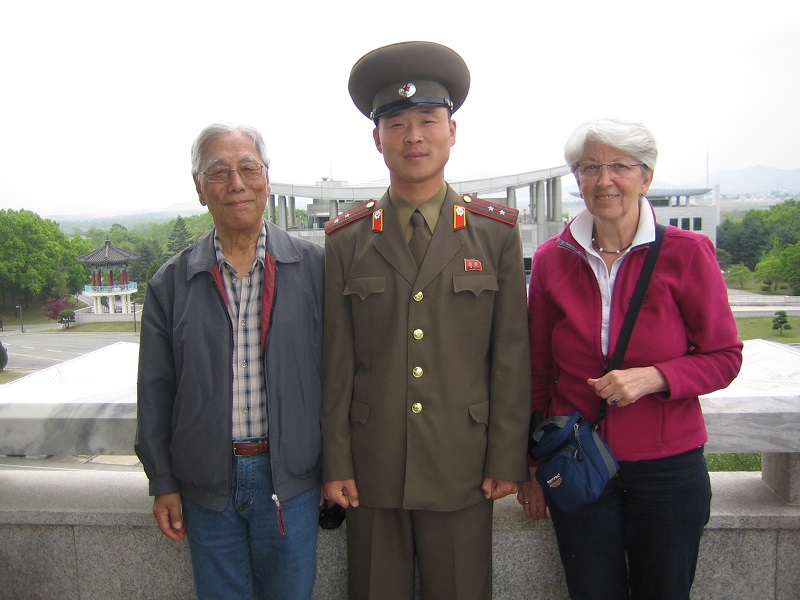 김영상박사 내외, 북한장교와 함께 판문점에서.JPG