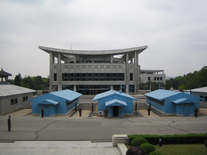 북한에서 바라본 남한 '자유의 집'.JPG