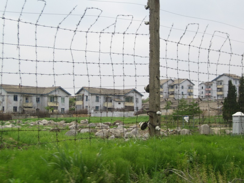 북한측 휴전선 철조망.JPG