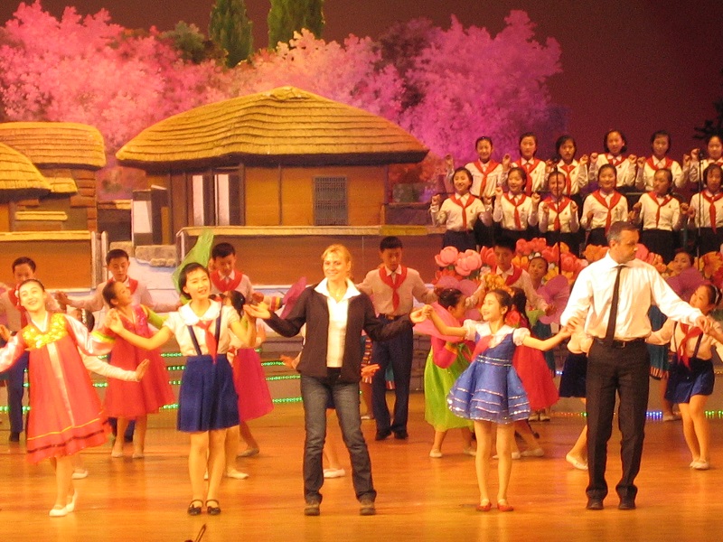 소년궁전 공연, 관객들과 함께 춤을.JPG