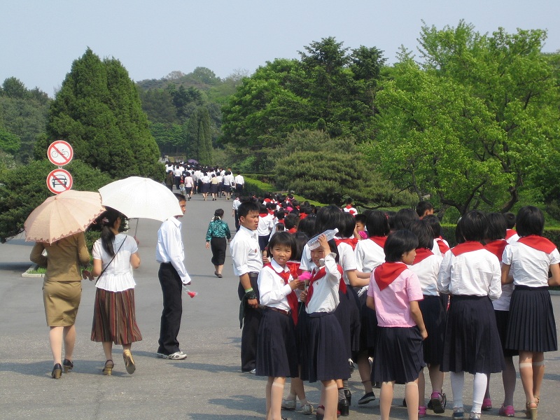 여중생들의 굽높은 신발, 짧아진 치마.JPG