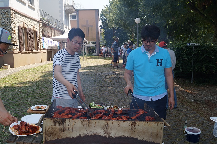 폭염 속에 화덕을 맡은 두 남자.JPG