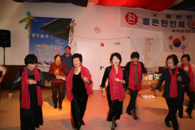 29.12.2012 089 Chor Tanz.JPG