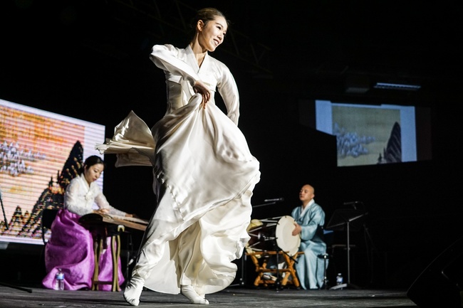 2020년 셰필드 한국의 날 축제_신라앙상블 무대.jpg