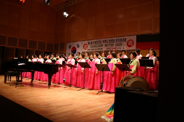 28.04.2012 012 hanbok.JPG