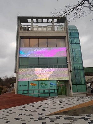 한국근현대음악관 건물 외벽에 있는 파노라마 LED 조명-해 질 무렵--.jpg