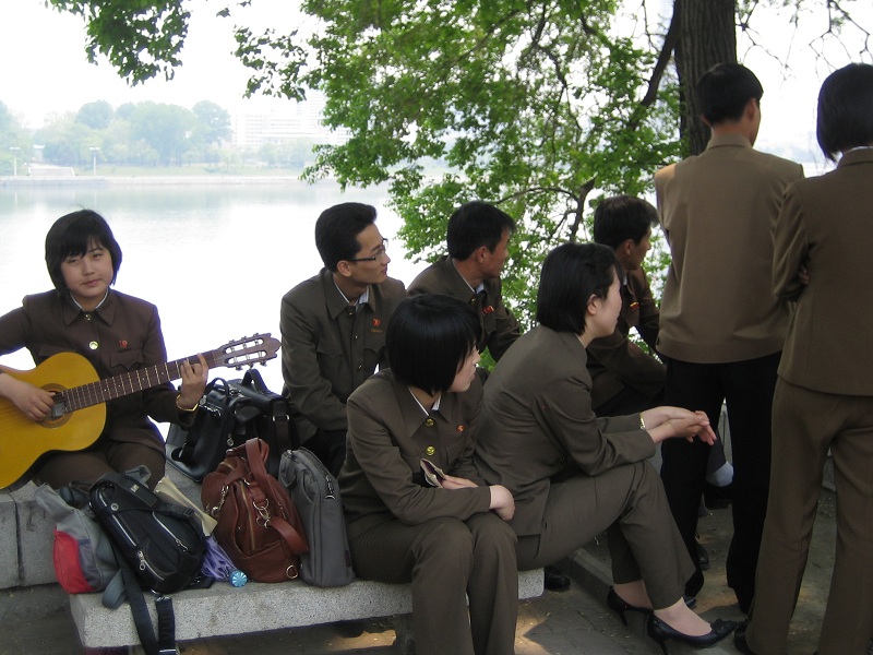 대동강가에서 노래하는 북한군인들.JPG