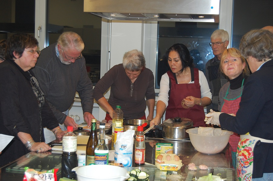 1Gruppe beim Kochen k.jpg