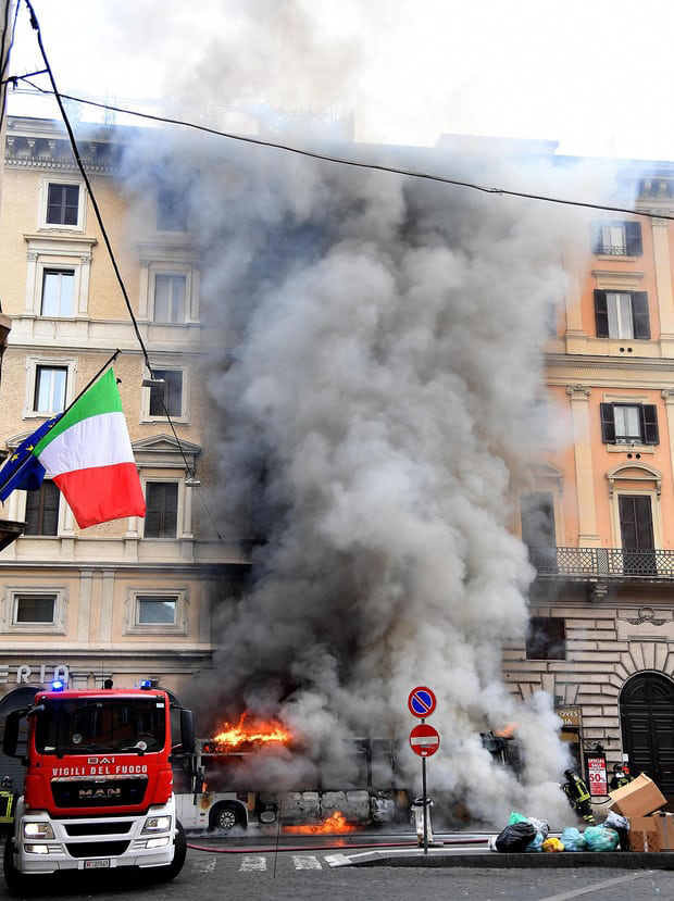 유럽2-올해들어서만 이탈리아에서 10번째 버스 폭발 가디언지 copy.jpg