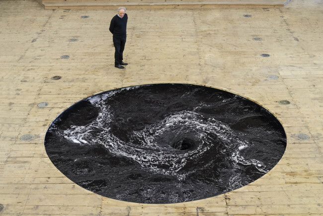 8Anish Kapoor, Descension 2015, Acciaio, acqua, motore, 500 x 500 cm.jpg