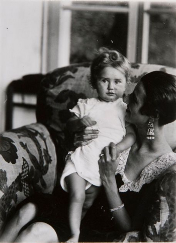 Peggy Guggenheim and daughter, Pegeen Vail, 1926.jpg
