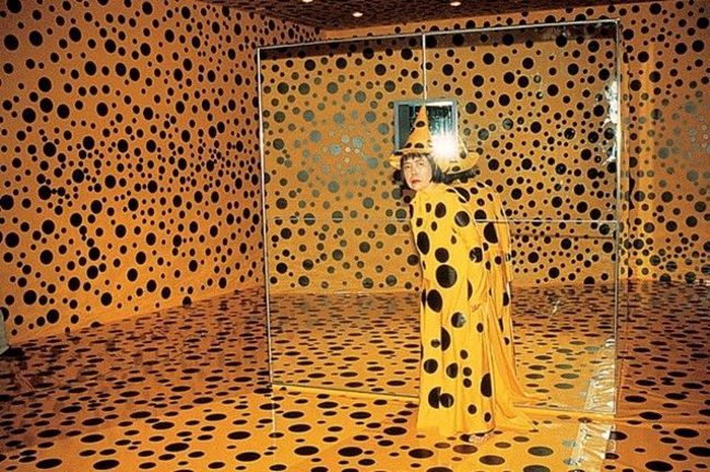 6Yayoi Kusama in Mirror Room (Pumpkin) (1991).jpg