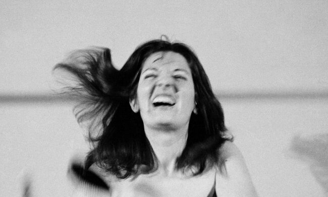 5Marina Abramovic, 예술은 아름다워야 한다, 예술가는 아름다워야 한다, 1975.jpeg