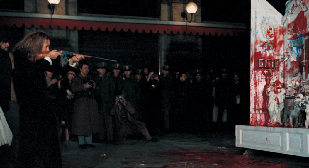 Niki de Saint Phalle shooting Autel, 25 November 1970.png