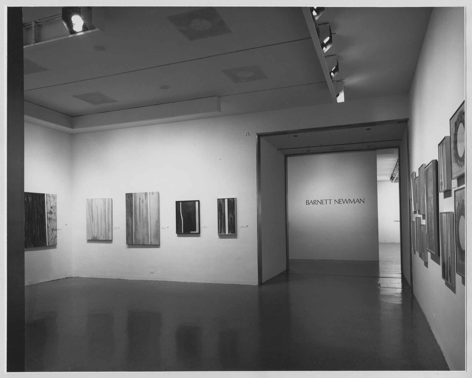MoMA 바넷 뉴먼 개인전 전경.jpg