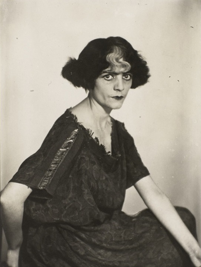Luisa Casati, 1928 by Man Ray.jpg