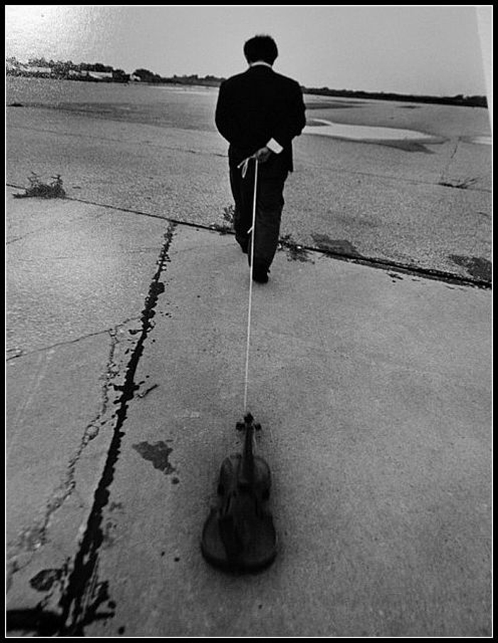 백남준, 땅에 끌리는 바이올린,1975.jpg