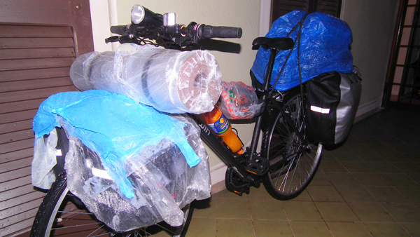 로멜로 키아라 집에 도착했을 때 뒤 짐받이의 짐과 일부 다른 짐이 이미 비에 젖었다. 뒤 짐은 방수가 아닌 비닐재질 직물의 이키아 가방이기 때문에 젖을 수 밖에 없었다.JPG