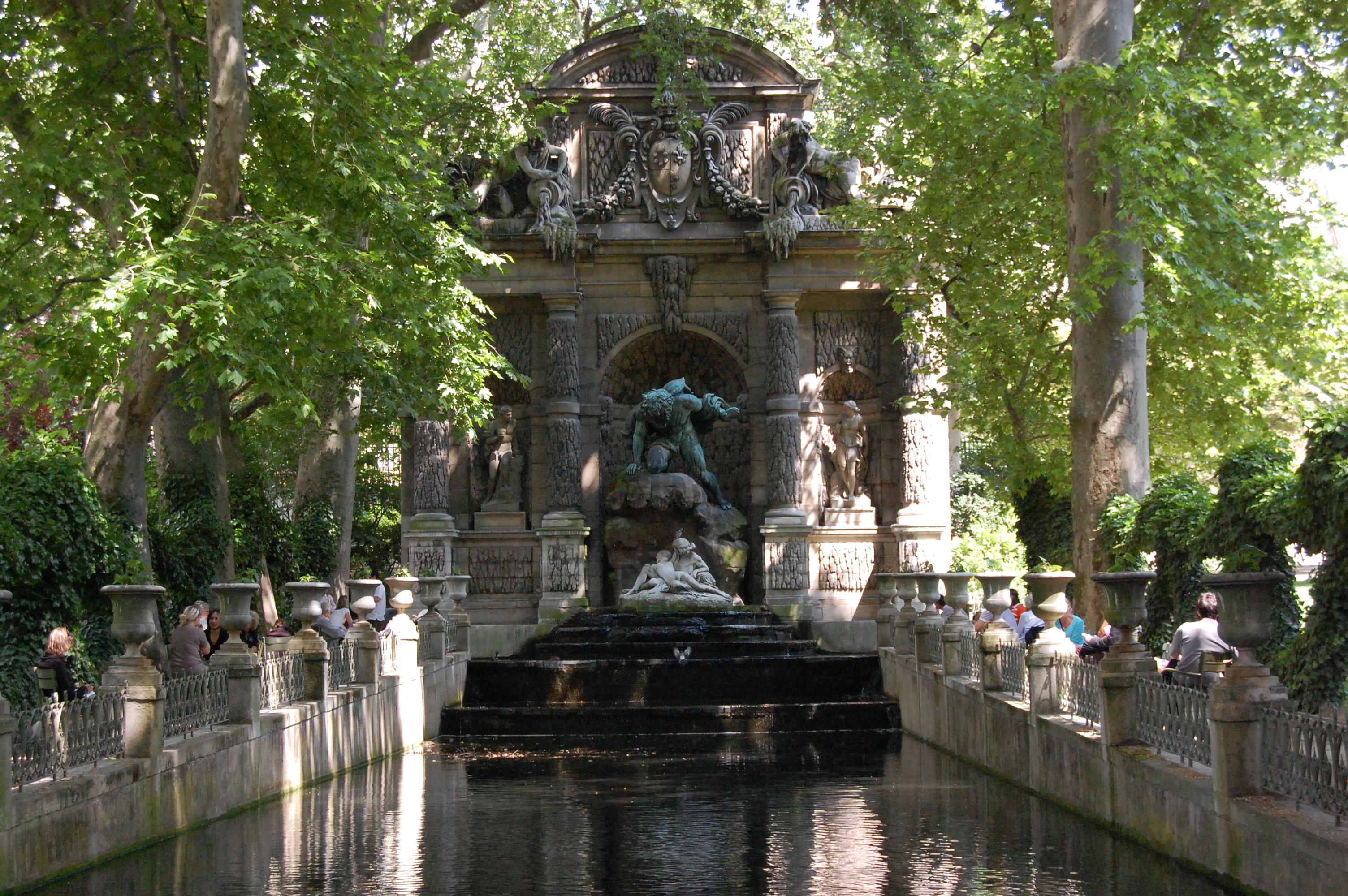 Fontaine_de_Medicis.jpg