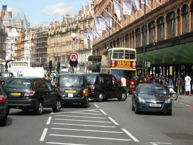 ocngest zBrompton_Road,_Knightsbridge_-_geograph.org.uk_-_481142.jpg