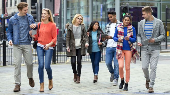 영국3-국제학생들 영국경제 기여도 BBC.jpg
