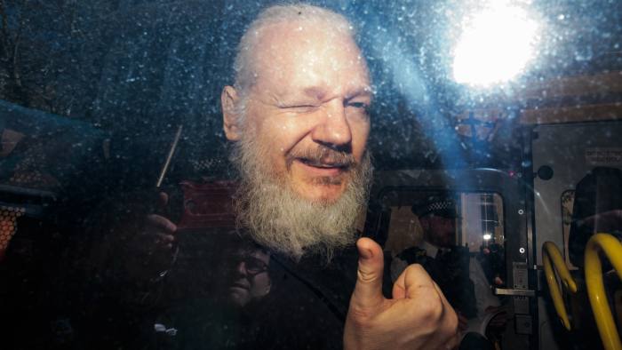 3.3. 어샌지 추방 사진.jpg