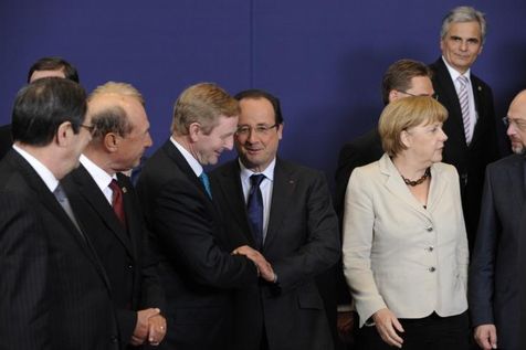 531271-francois-hollande-entre-traian-basescu-et-angela-merkel-le-27-juin-2013-a-bruxelles.jpg