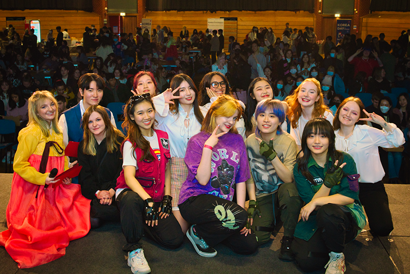 K-팝 보컬, 댄스 경연대회 우승자들과 관객 사진.png