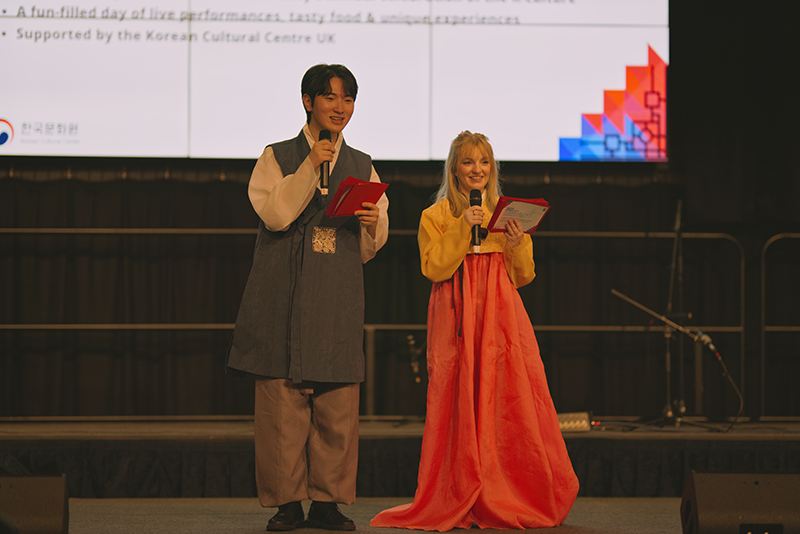 2022년도 셰필드 한국의 날에서 진행을 보고 있는 셰필드대학교 학생들.png