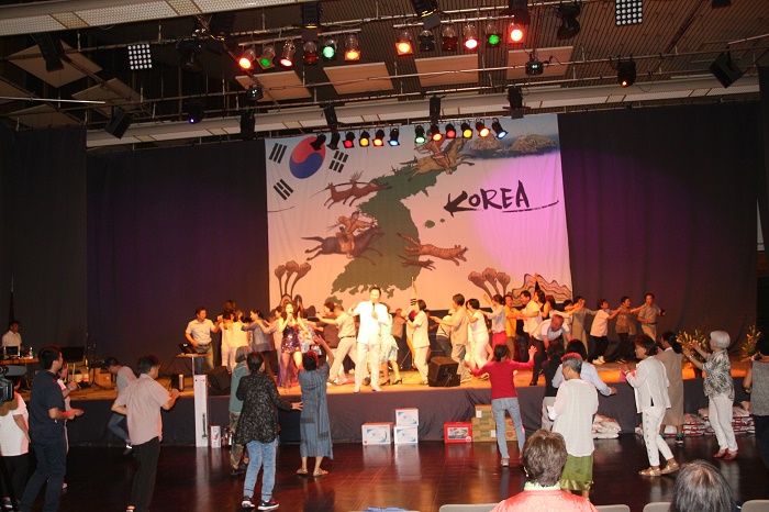 24 무대 위 어깨동무-.jpg