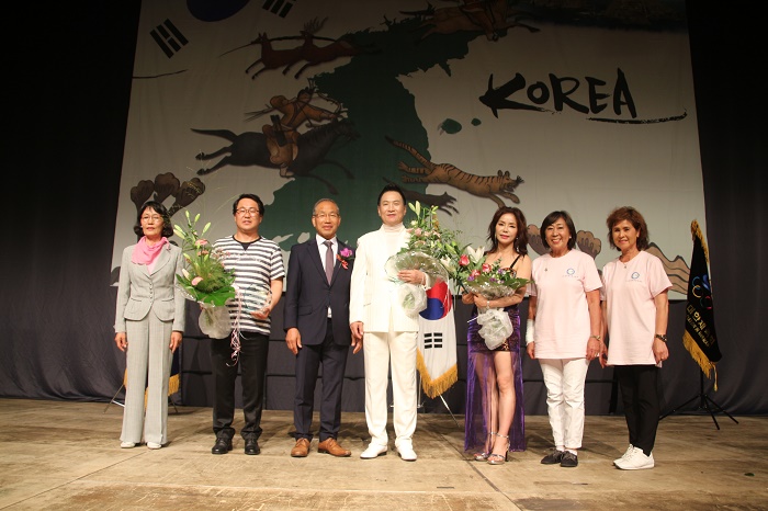 18 초청가수와 임원들-.jpg