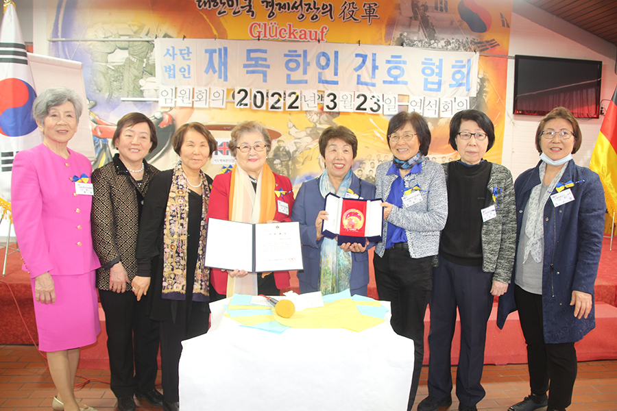 4 우수상패와 고문 들.JPG