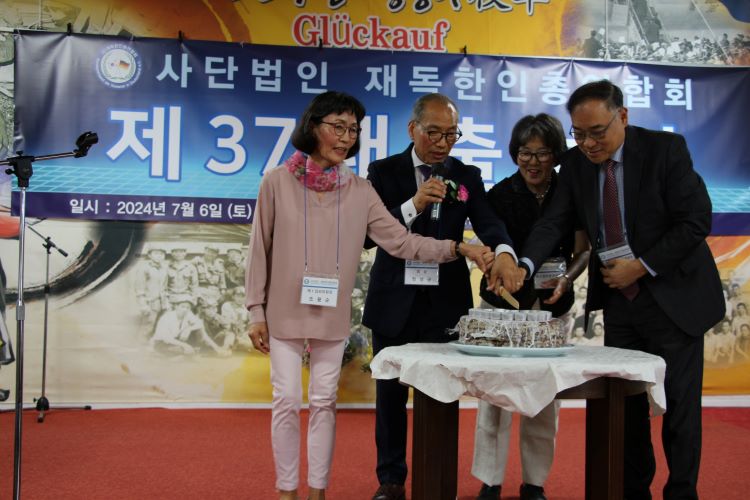 13_0172축하떡 자르기.JPG