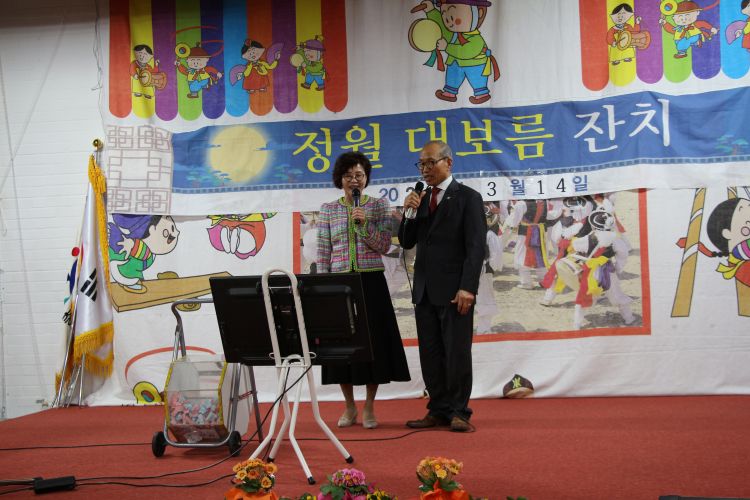 정성규 회장 부부 노래.JPG