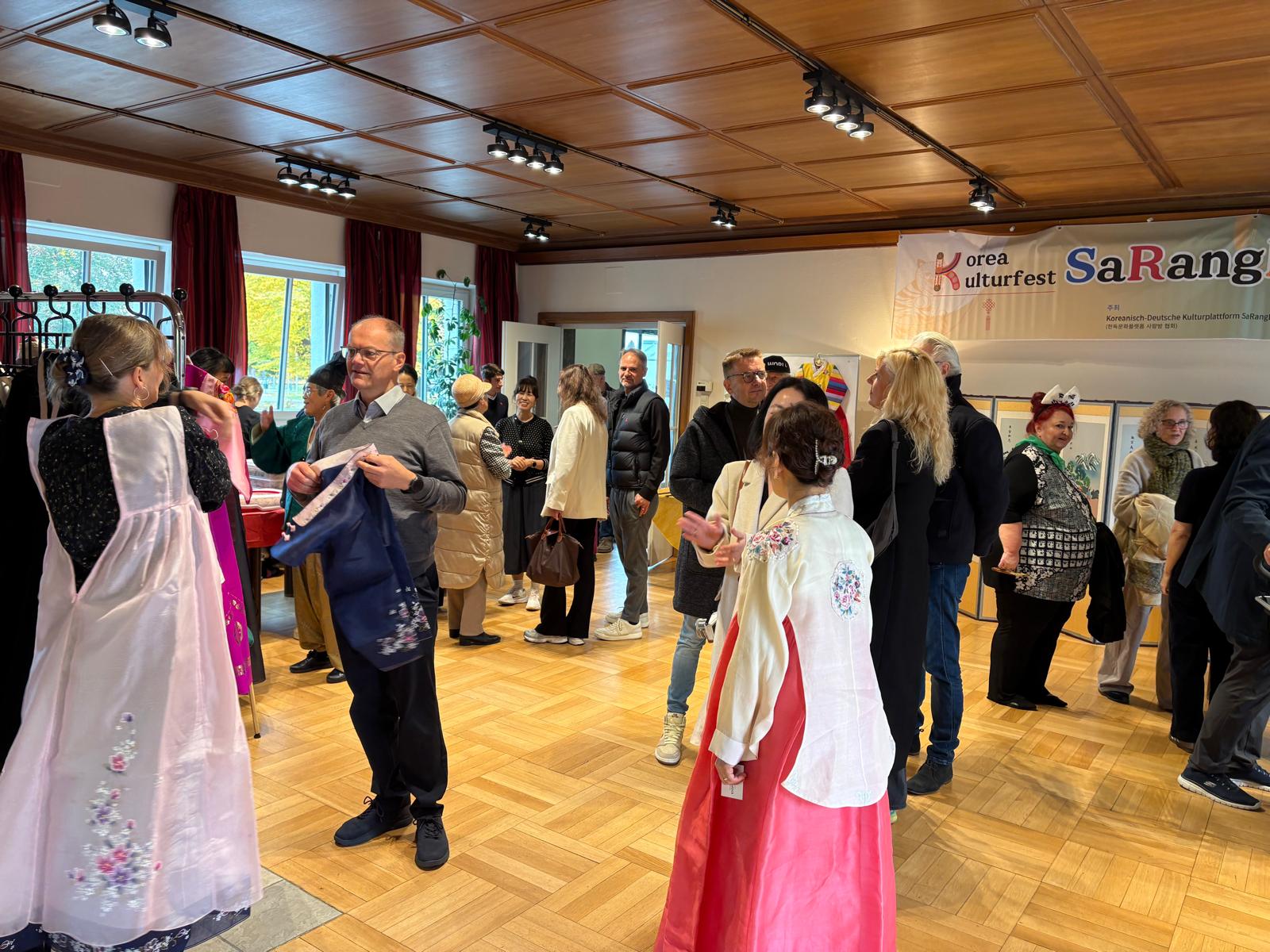 한복 입기 체험.jpeg