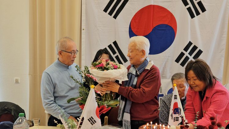 꽃다발 증정k.jpg